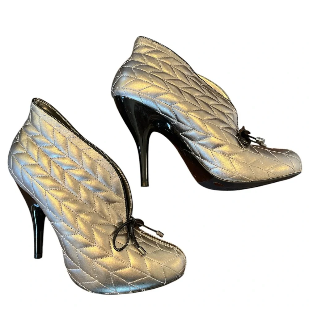 BCBG Sliver Quilted Leather Upper Boot 4” High Heels w/Black Tie Detail Size 7